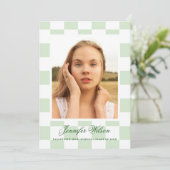 Faire-part Checkered Grad graduation announcement green (Debout devant)