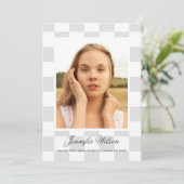 Faire-part Checkered Grad graduation announcement Grey (Debout devant)