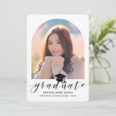 Faire-part Chic Graduation 2 Photo Casquette noir Script sur  (Debout devant)