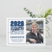 Faire-part Class of 2026 Navy Blue Modern Bold Photo Grad (Debout devant)