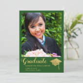 Faire-part Classe de 2025 Graduate Green and Gold Graduation (Debout devant)