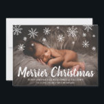 Faire-part Couteaux de neige mignons Photo Fête Naissance<br><div class="desc">Annoncez la naissance de votre nouveau bébé garçon ou fille avec cette carte de faire-part de naissance de vacances mignonne avec un design simple avec l'accueil manuscrit "Merrier Noël" et des flocons de neige dessinés à la craie, avec votre message et les statistiques de naissance de bébé, sur votre photo...</div>