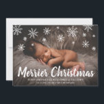 Faire-part Couteaux de neige mignons Photo Fête Naissance<br><div class="desc">Annoncez la naissance de votre nouveau bébé garçon ou fille avec cette carte de faire-part de naissance de vacances mignonne avec un design simple avec l'accueil manuscrit "Merrier Noël" et des flocons de neige dessinés à la craie, avec votre message et les statistiques de naissance de bébé, sur votre photo...</div>