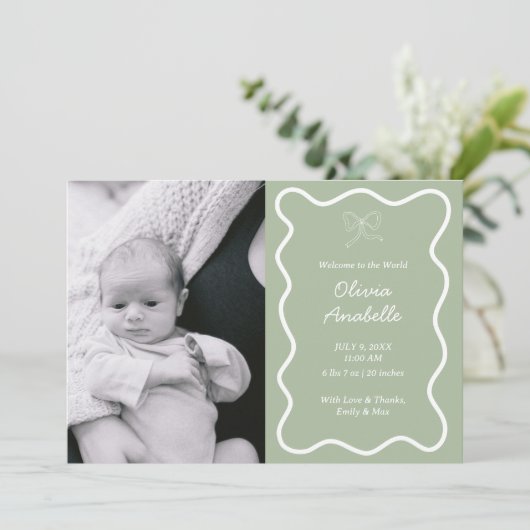 Faire-part Custom Sage Green Bow Wavy Boho Collage bébé naiss (Debout devant)