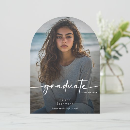 Faire-part d'arc de graduation de script photo mod (Debout devant)