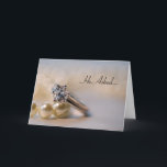Faire-part de fiançailles de bague à diamant et de<br><div class="desc">Il a proposé et vous avez accepté et avez dit oui ! Annoncez votre fiançailles récent à être marié avec la bague à diamant élégante et perlez la carte de voeux de faire-part de fiançailles. Ce faire-part fait sur commande chic de fiançailles comporte une fin vers le haut de photographie...</div>