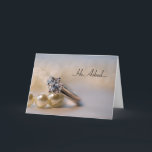 Faire-part de fiançailles de bague à diamant et de<br><div class="desc">Il a proposé et vous avez accepté et avez dit oui ! Annoncez votre fiançailles récent à être marié avec la bague à diamant élégante et perlez la carte de voeux de faire-part de fiançailles. Ce faire-part fait sur commande chic de fiançailles comporte une fin vers le haut de photographie...</div>