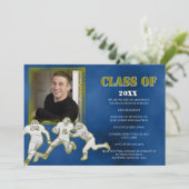 Faire-part de graduation de football bleu et or (Debout devant)