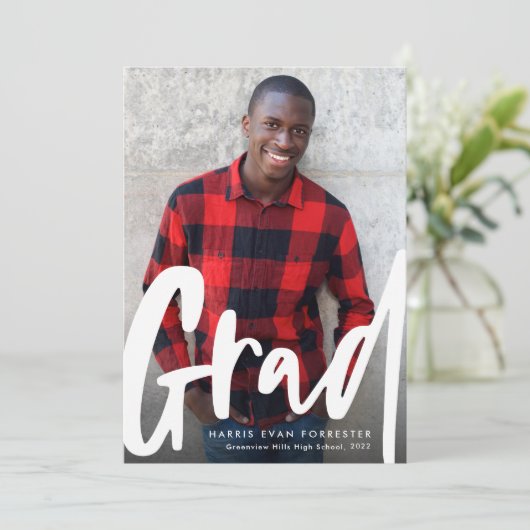 Faire-part de graduation de photo verticale de gra (Debout devant)
