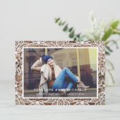 Faire-part de graduation en bois rustique et dente (Debout devant)