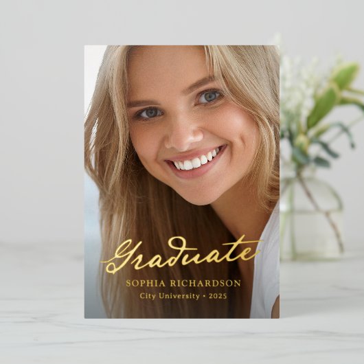 Faire-part de graduation en or à script lunaire (Debout devant)