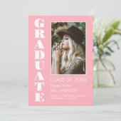 Faire-part de graduation personnalisée en rose pho (Debout devant)