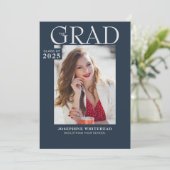 Faire-part de graduation photo moderne bleu marine (Debout devant)