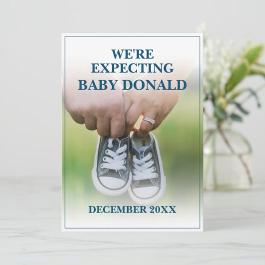 Faire-part de grossesse avec chaussures pour bébés (Debout devant)