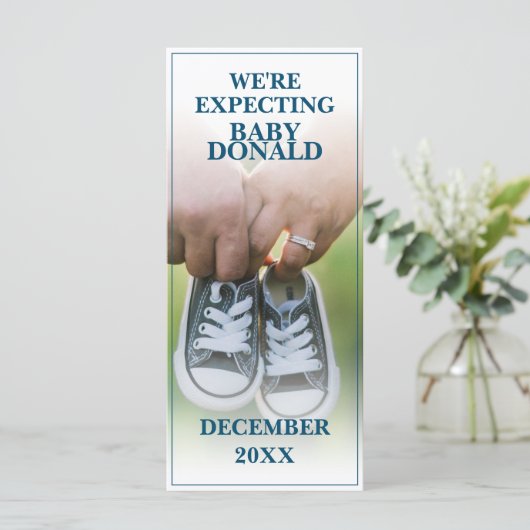 Faire-part de grossesse avec chaussures pour bébés (Debout devant)