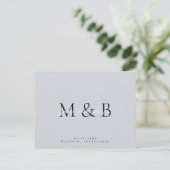 Faire-part de mariage à monogramme bleu poussiéreu (Debout devant)