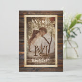 Faire-part de mariage à monogramme en bois rustiqu (Debout devant)