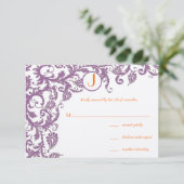 Faire-part de mariage à monogramme en damas prune (Debout devant)