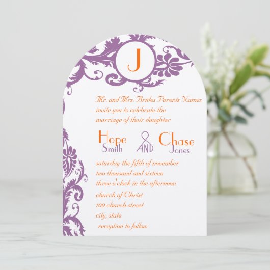 Faire-part de mariage à monogramme en damas prune (Debout devant)