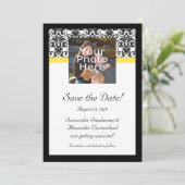 Faire-part de mariage à photo noir, blanc et jaune (Debout devant)