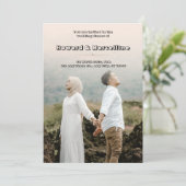 Faire-part de mariage beige simple avec image épou (Debout devant)