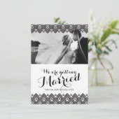 Faire-part de mariage de photo géométrique en noir (Debout devant)