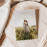 Faire-part de mariage de script photo rustique élé<br><div class="desc">Créez votre propre faire-part de mariage photo rustique do-it-yourself avec un script serif classique et une calligraphie manuscrite sur un design minimaliste moderne. Montrez vos plus belles photos fiançailles et partagez-les avec vos proches pour une faire-part de mariage personnalisée et étonnante.</div>