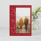 Faire-part de mariage photo de script rouge cramoi (Debout devant)