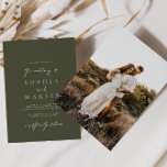 Faire-part de mariage photo vert d'olive moderne<br><div class="desc">Conçu pour coordonner avec pour la collection de Faire-part de mariage "Modern Classic". Pour modifier les détails,  cliquez sur "Personnaliser". Voir le lien de collection sur cette page pour voir tous les éléments correspondants dans ce magnifique design ou voir la collection ici : https://bit.ly/3H2bCfh</div>