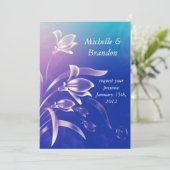 Faire-part de mariage pourpre bleu de fleur (Debout devant)