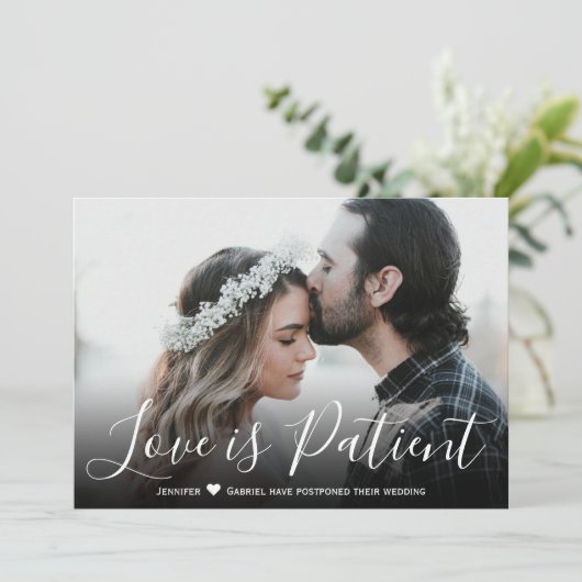 Faire-part de mariage reporté : L'amour est patien (Debout devant)