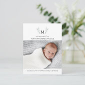 Faire-part de naissance à monogramme avec verdure  (Debout devant)