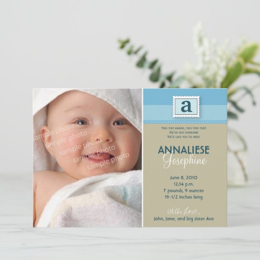 Faire-part de naissance à monogramme timbré :: ble (Debout devant)