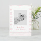 Faire-part de naissance à rayures roses à main cla (Debout devant)