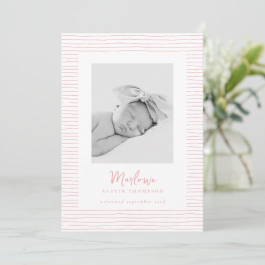 Faire-part de naissance à rayures roses à main cla (Debout devant)