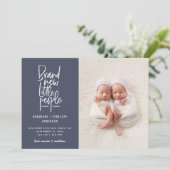 Faire-part de naissance bébé jumeau à main moderne (Debout devant)