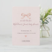Faire-part de naissance Coquette avec un nœud rose (Debout devant)