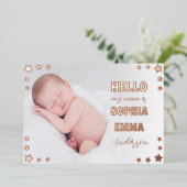 Faire-part de naissance de bébé fille : Script & É (Debout devant)