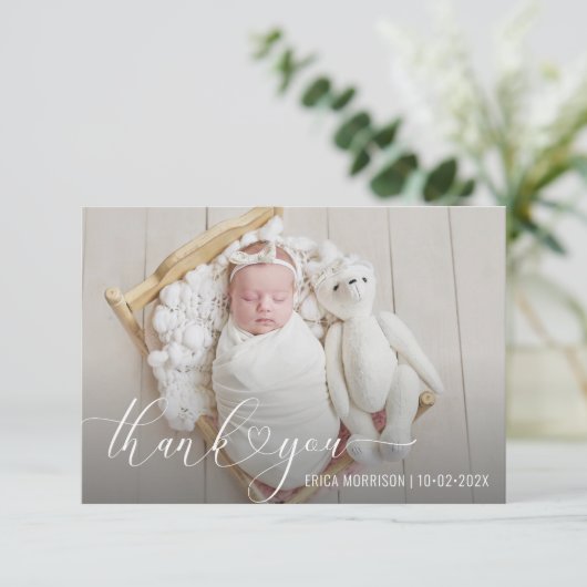 faire-part de naissance de script coeur moderne Me (Debout devant)