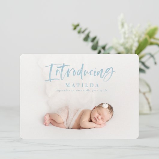 Faire-part de naissance de texte du script d'aquar (Debout devant)