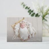 faire-part de naissance en lettres blanches (Debout devant)