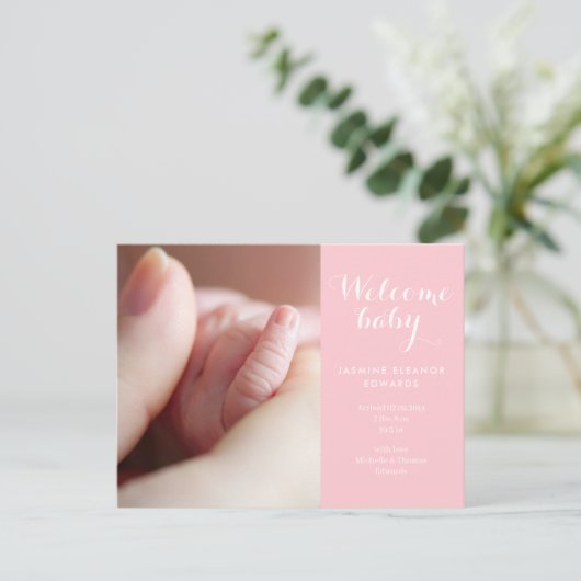Faire-part de naissance fille avec monogramme rose (Debout devant)