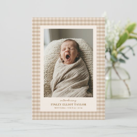 Faire-part de naissance Gingham Beige Présentant l (Debout devant)
