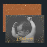 Faire-part de naissance introduction d'étoiles d'é<br><div class="desc">Faire-part de naissance présentant l'écriture or et étoiles classe carte moderne. Avec un texte de script et une conception d'effet or,  la couleur arrière-sol peut être modifiée pour convenir à votre style.</div>