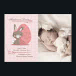 Faire-part de naissance mignon de photo de lapin<br><div class="desc">Un faire-part de naissance adorable parfait pour le printemps. L'arrière - plan rose et blanc de boîte-motif comporte un lapin brun avec un arc rose à côté d'un oeuf décoré. (Point de gel) Il est facile customiser la carte avec vos mots, police, couleur de police et choix de six types...</div>