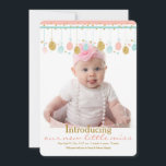 Faire-part de naissance mobile de photo de Pâques<br><div class="desc">Un mobile des oeufs d'or, roses et bleus de pâques crée la frontière supérieure de cette invitation de fête. (Conçu par Freepik). Il est facile customiser la carte avec vos mots, police, couleur de police et choix de six types de papierPas exactement que recherchez-vous ? Tous nos produits peuvent être...</div>