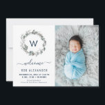 faire-part de naissance monogramme des couronnes<br><div class="desc">Une carte de voeux photo qui envoie un joli message d'un nouveau-né à la famille et aux amis. Il dispose d'une couronne de verdure de vacances et de texte personnalisé.</div>