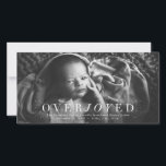 Faire-part de naissance photo vertical très appréc<br><div class="desc">Si vous êtes ravi de cette saison des Fêtes, ce carte photo unique est parfait pour annoncer toute nouvelle joyeuse - fiançailles, mariage, grossesse, bébé. Il est conçu pour coordonner avec la collection Lea Delaveris Design Overjoyed qui présente également des timbres et des étiquettes de adresse. Le texte blanc -...</div>