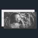 Faire-part de naissance photo vertical très appréc<br><div class="desc">Si vous êtes ravi de cette saison des Fêtes, ce carte photo unique est parfait pour annoncer toute nouvelle joyeuse - fiançailles, mariage, grossesse, bébé. Il est conçu pour coordonner avec la collection Lea Delaveris Design Overjoyed qui présente également des timbres et des étiquettes de adresse. Le texte blanc -...</div>