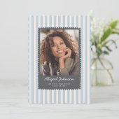 Faire-part de photo de remise de diplôme à motif a (Debout devant)